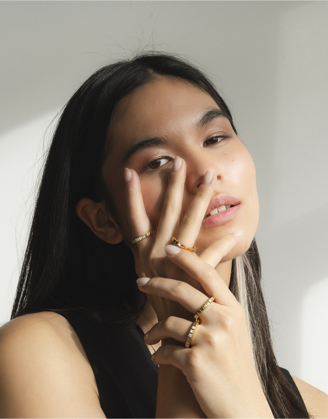 Woman wearing Flamond rings